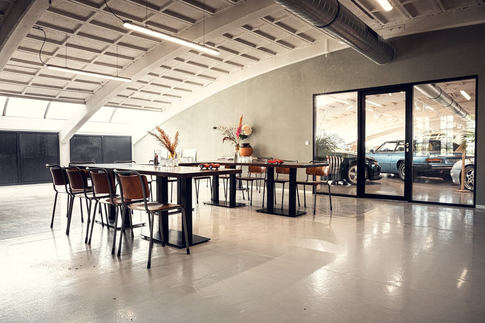 Vergaderen tussen de klassieke auto's en kunst