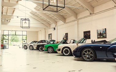 Vergaderen tussen de klassieke auto's en kunst Vergaderen tussen de klassieke auto's en kunst