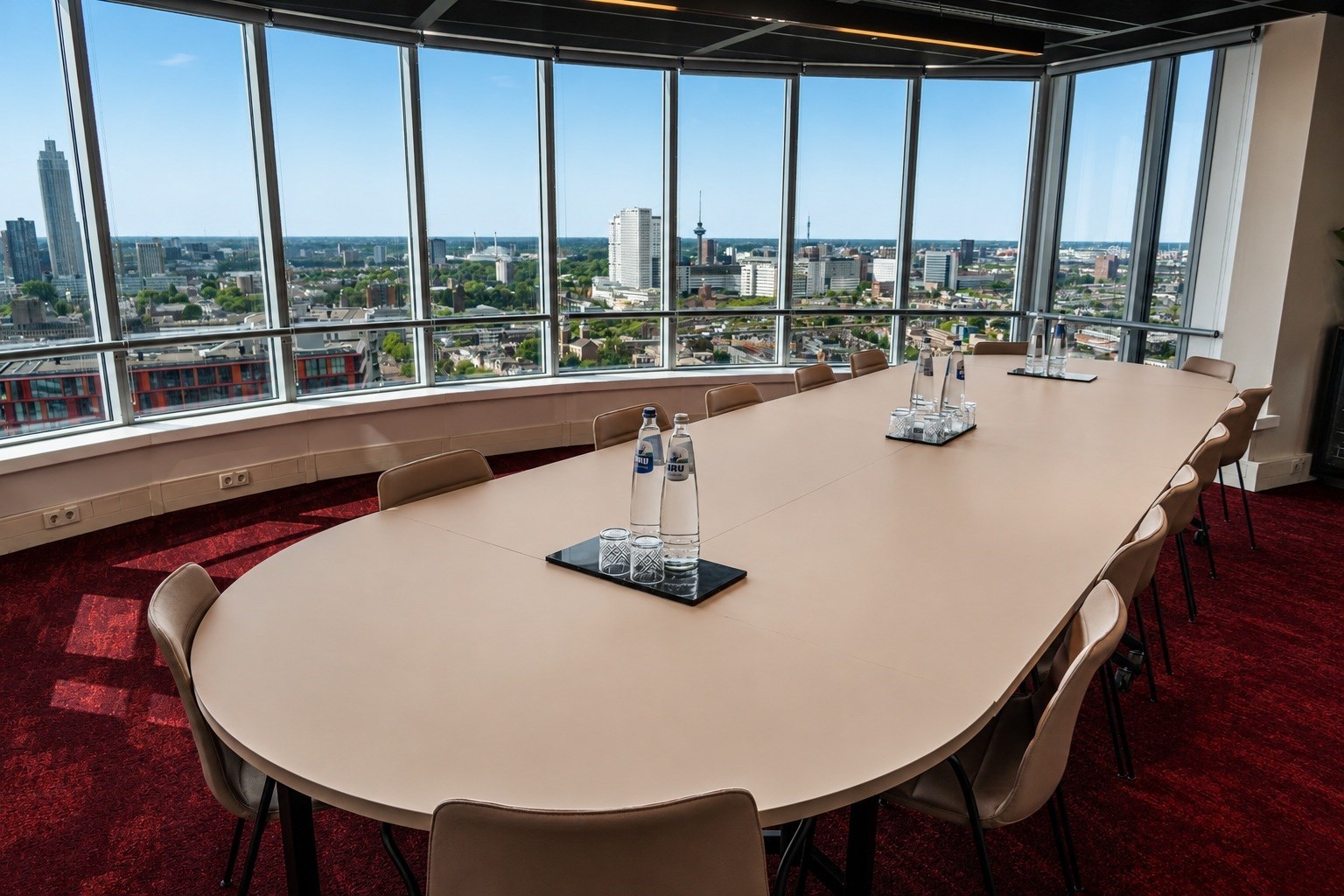 Vergaderen met panoramisch uitzicht over Rotterdam