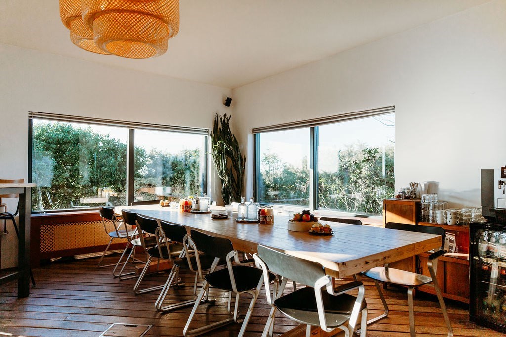 Vergaderen in een oude Radartoren uit de Tweede Wereldoorlog met uitzicht over zee