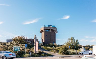 Vergaderen in een oude Radartoren uit de Tweede Wereldoorlog met uitzicht over zee Vergaderen in een oude Radartoren uit de Tweede Wereldoorlog met uitzicht over zee