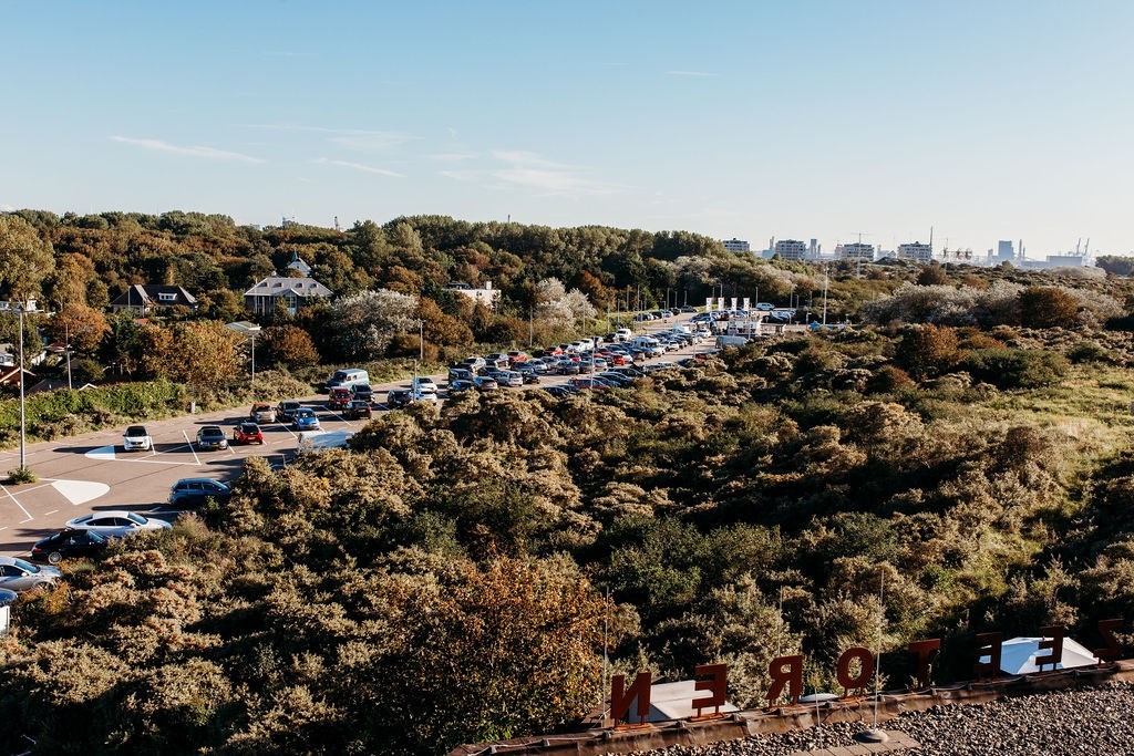 Vergaderen in een oude Radartoren uit de Tweede Wereldoorlog met uitzicht over zee
