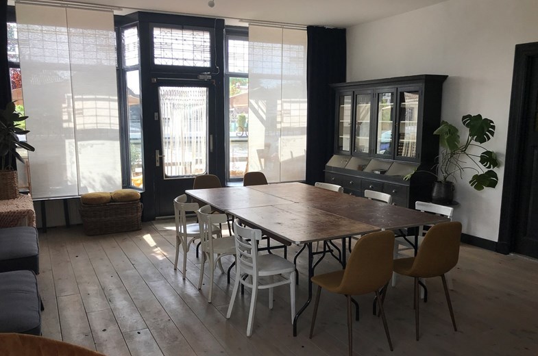 Vergaderen in een oud pand uit 1914 met uitzicht op langsvarende boten Vergaderen in een oud pand uit 1914 met uitzicht op langsvarende boten