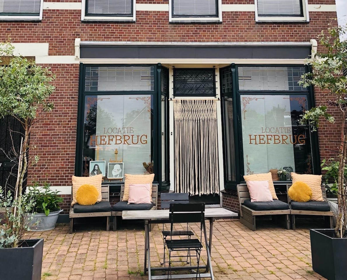 Vergaderen in een oud pand uit 1914 met uitzicht op langsvarende boten