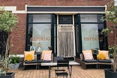 Vergaderen in een oud pand uit 1914 met uitzicht op langsvarende boten Vergaderen in een oud pand uit 1914 met uitzicht op langsvarende boten