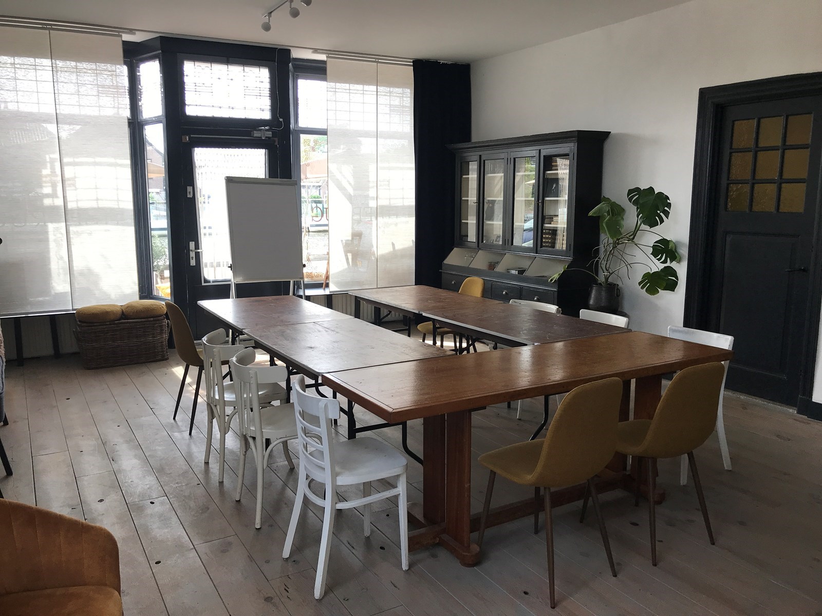 Vergaderen in een oud pand uit 1914 met uitzicht op langsvarende boten