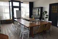 Vergaderen in een oud pand uit 1914 met uitzicht op langsvarende boten Vergaderen in een oud pand uit 1914 met uitzicht op langsvarende boten