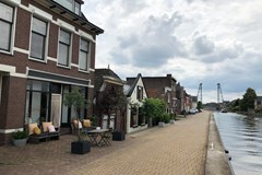 Vergaderen in een oud pand uit 1914 met uitzicht op langsvarende boten Vergaderen in een oud pand uit 1914 met uitzicht op langsvarende boten