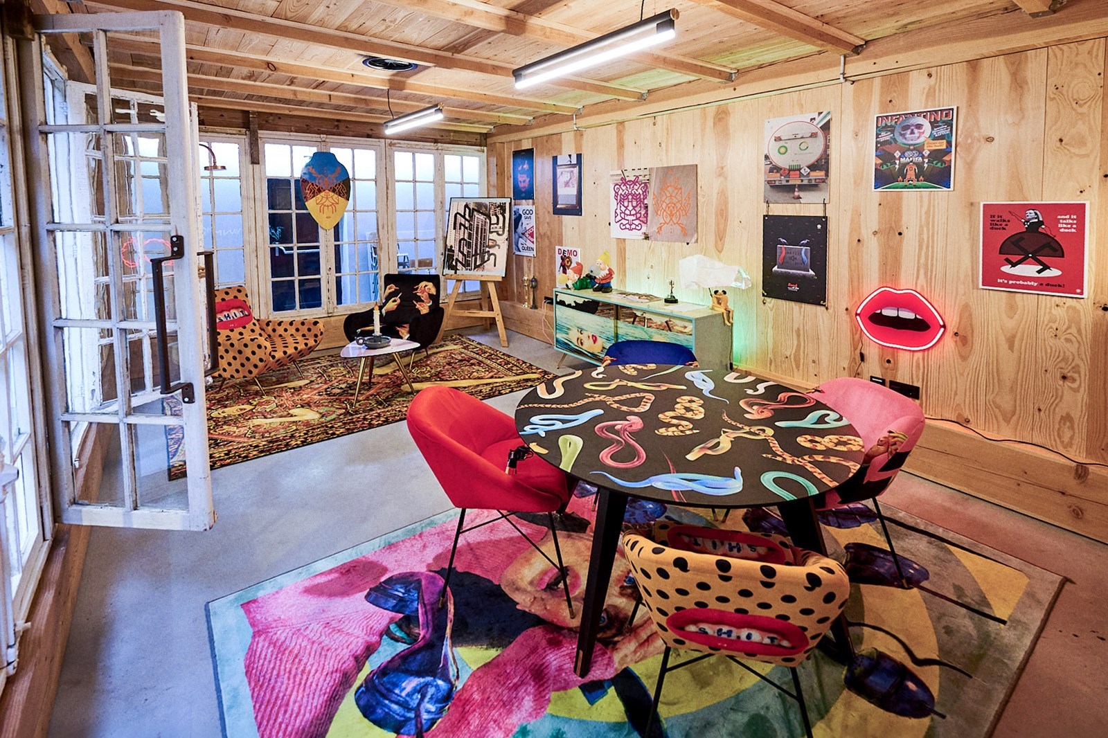 Garage omgetoverd tot een duurzame vergaderlocatie in Amsterdam Noord