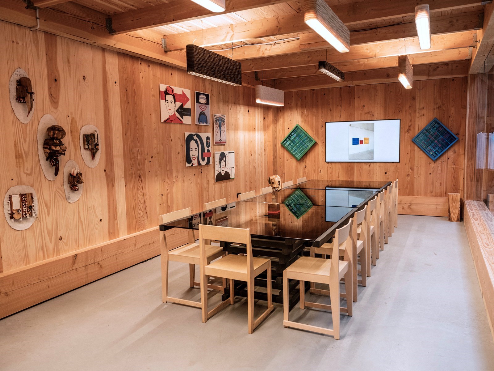 Garage omgetoverd tot een duurzame vergaderlocatie in Amsterdam Noord