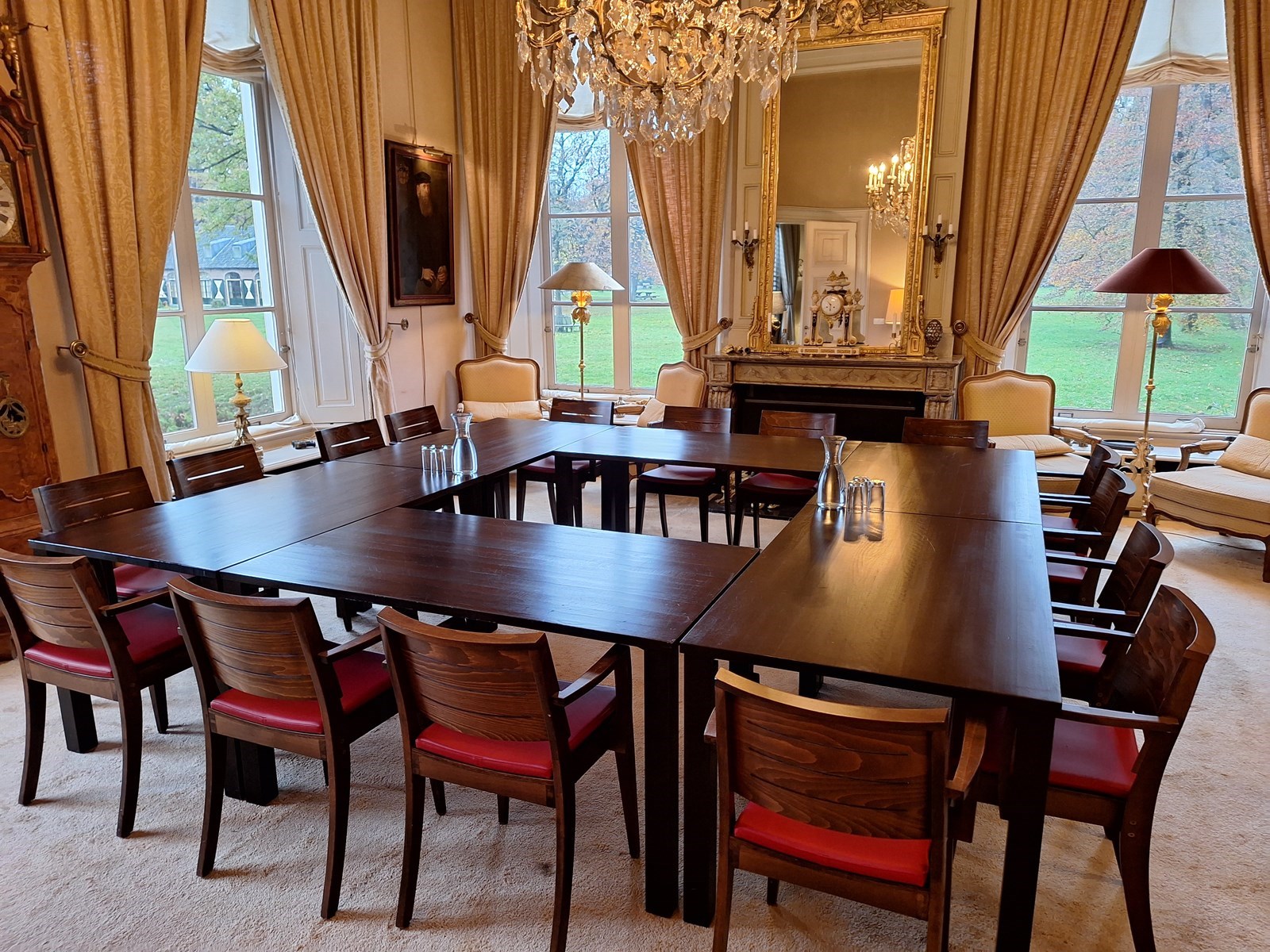 Monumentale vergaderruimtes op een landgoed uit 1680