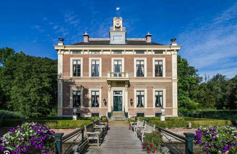 Monumentale vergaderruimtes op een landgoed uit 1680