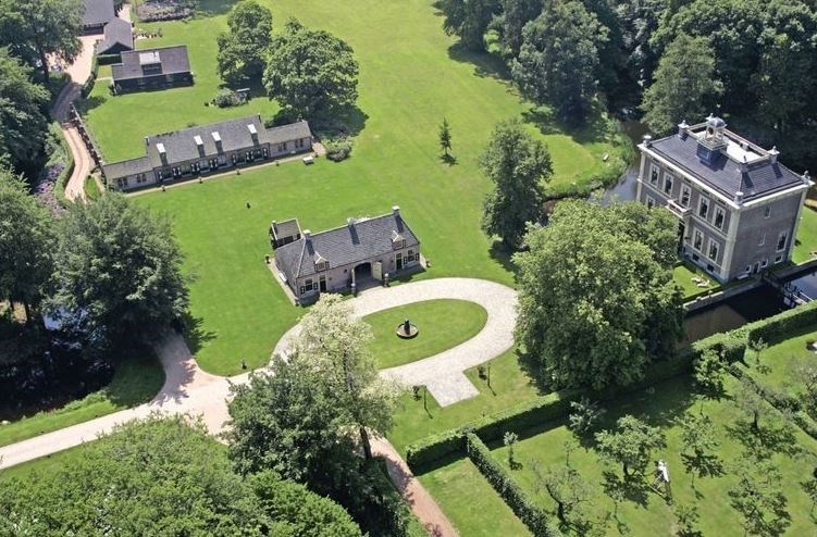 Monumentale vergaderruimtes op een landgoed uit 1680