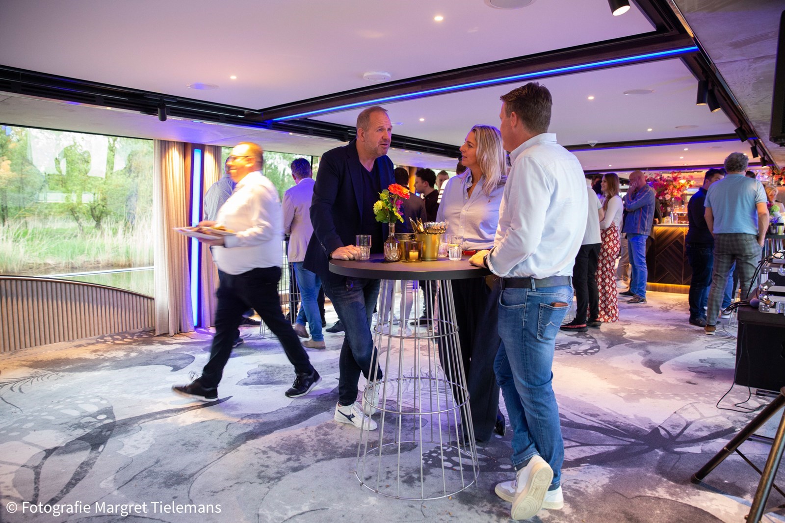 Vergaderen op een elektrisch event schip. Modern, stil en duurzaam