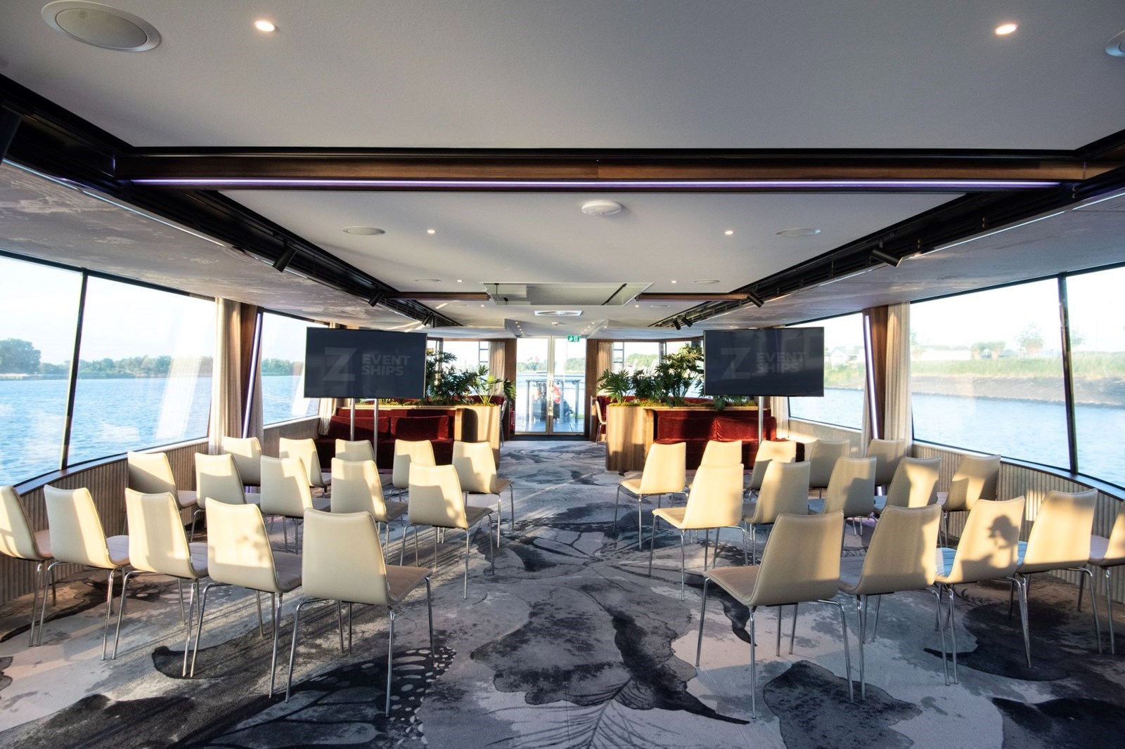 Vergaderen op een elektrisch event schip. Modern, stil en duurzaam