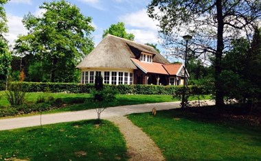 Vergaderen in en om een rietgedekt landhuis in de natuur Vergaderen in en om een rietgedekt landhuis in de natuur
