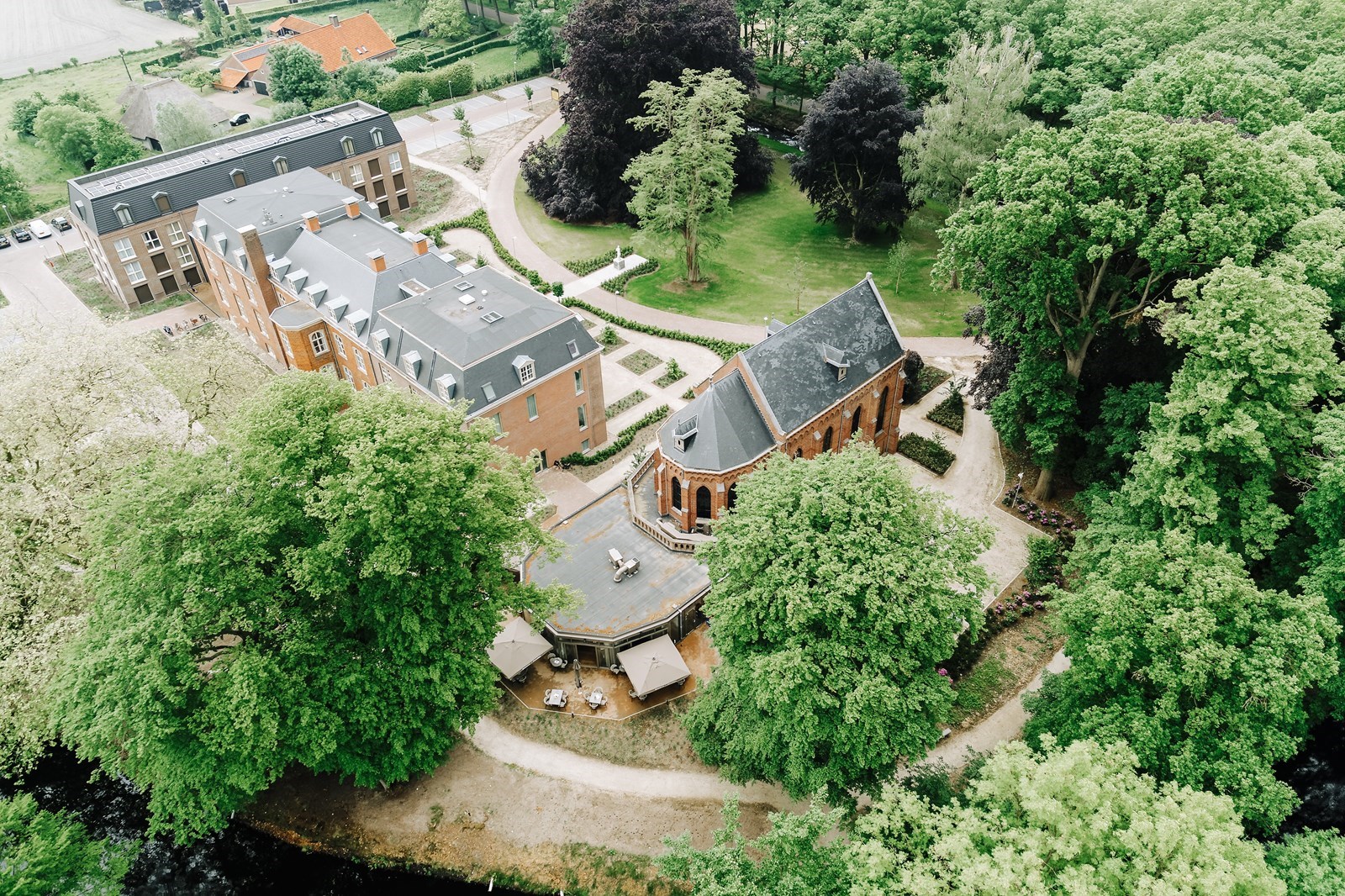 Vergaderen in een Kapel bij het Kasteel