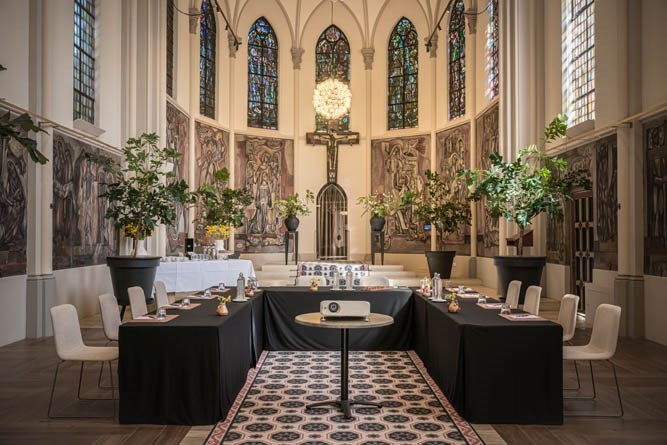 Vergaderen in een Kapel bij het Kasteel