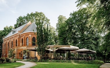 Vergaderen in een Kapel bij het Kasteel Vergaderen in een Kapel bij het Kasteel