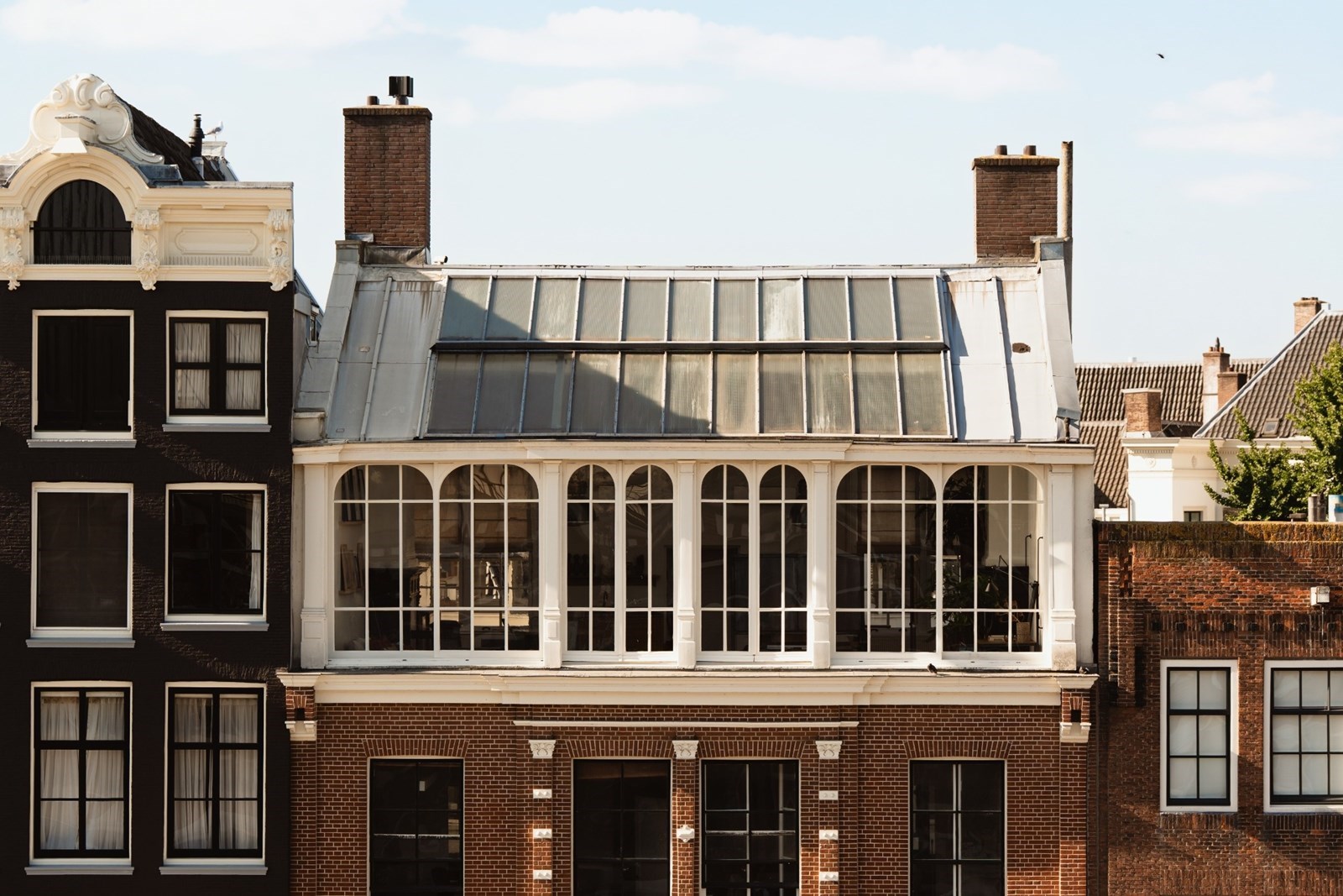 Vergaderen in oud theater uit 1850 in Amsterdam