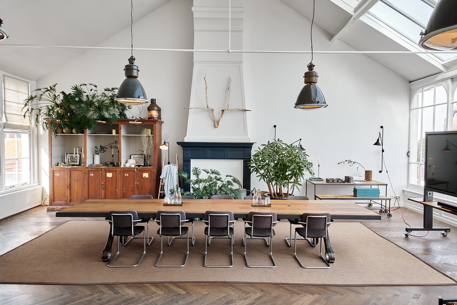 Vergaderen in oud theater uit 1850 in Amsterdam