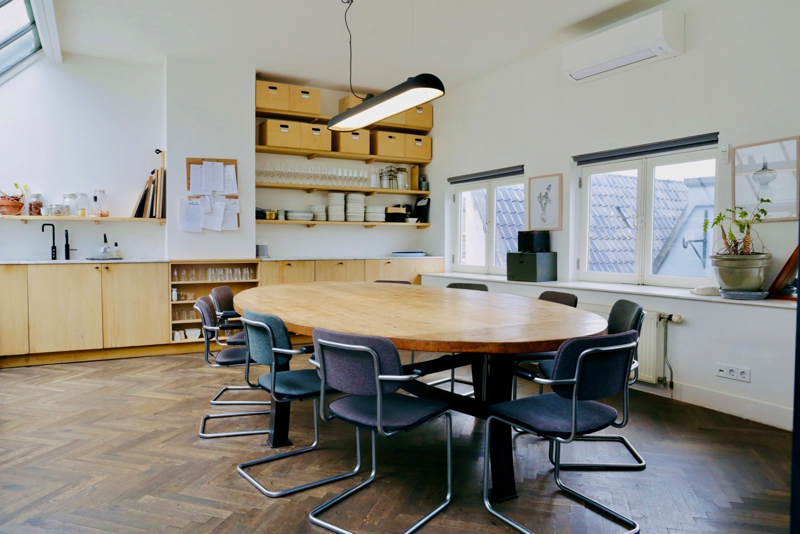 Vergaderen in oud theater uit 1850 in Amsterdam