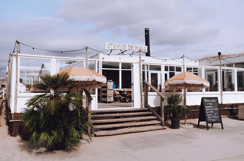 Vergaderen met prachtig uitzicht over strand en de zee Vergaderen met prachtig uitzicht over strand en de zee