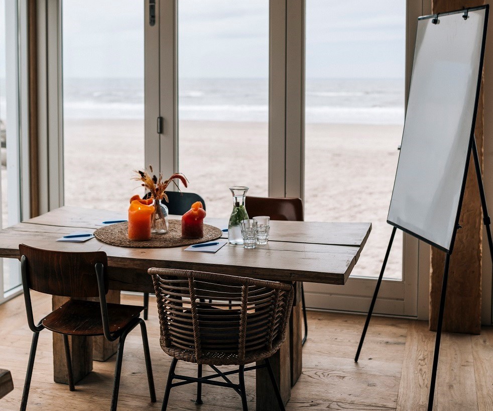 Vergaderen met prachtig uitzicht over strand en de zee