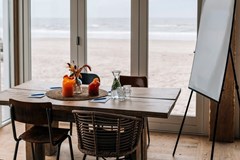 Vergaderen met prachtig uitzicht over strand en de zee Vergaderen met prachtig uitzicht over strand en de zee