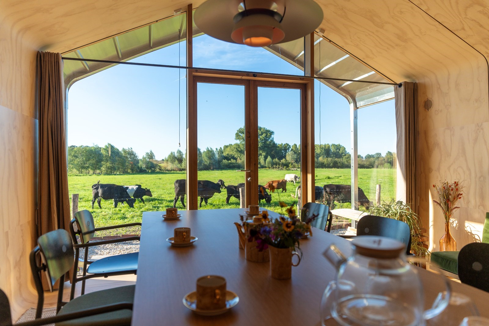 Vergaderen in een Wikkelhouse in de natuur