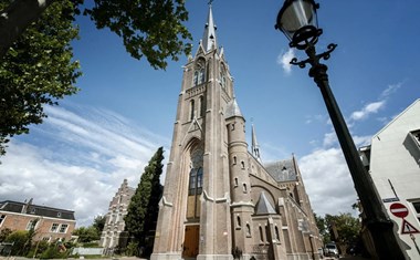 Vergaderen in een bierbrouwerij in een kerk Vergaderen in een bierbrouwerij in een kerk