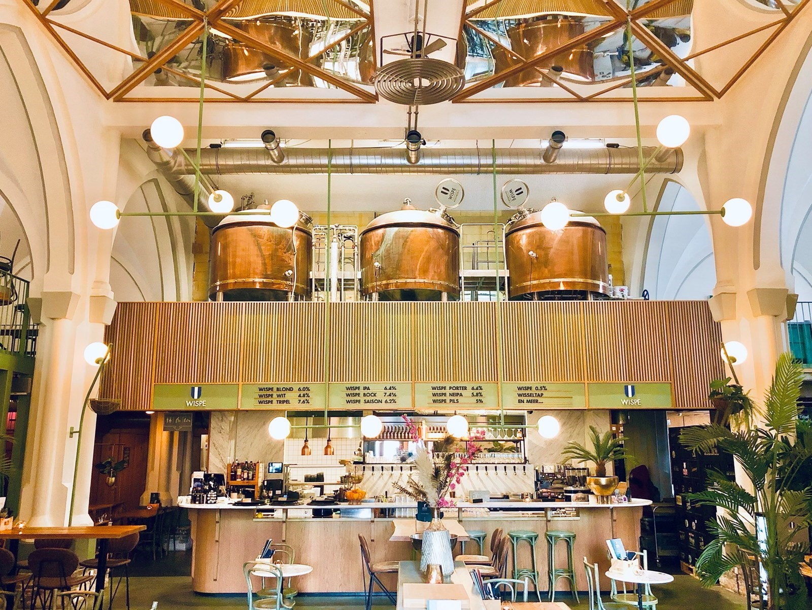 Vergaderen in een bierbrouwerij in een kerk