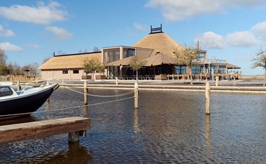 Vergaderen aan het water met een adembenemend uitzicht Vergaderen aan het water met een adembenemend uitzicht