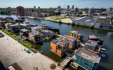 Vergaderen op het water in Amsterdam, in de meest duurzaam drijvende woonwijk van Europa Vergaderen op het water in Amsterdam, in de meest duurzaam drijvende woonwijk van Europa