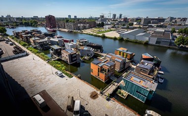 Vergaderen op het water in Amsterdam, in de meest duurzaam drijvende woonwijk van Europa Vergaderen op het water in Amsterdam, in de meest duurzaam drijvende woonwijk van Europa