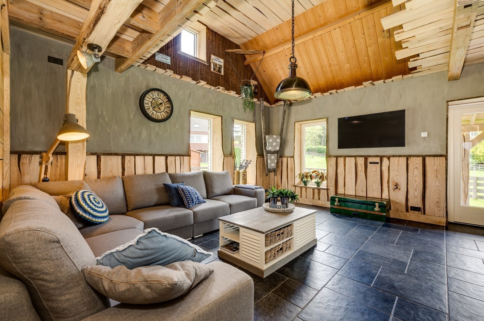 Vergaderen in Vakantieboerderij gebouwd van lokaal bomenhout