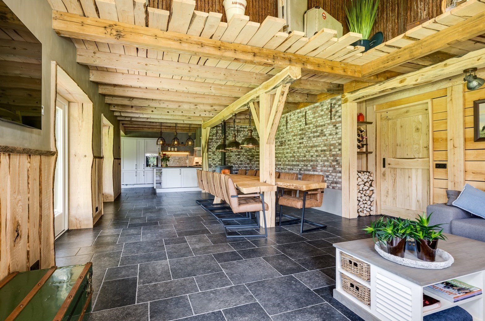 Vergaderen in Vakantieboerderij gebouwd van lokaal bomenhout