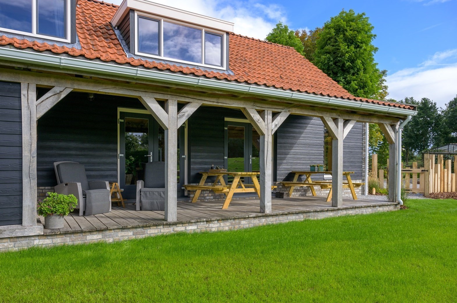 Vergaderen in Vakantieboerderij gebouwd van lokaal bomenhout