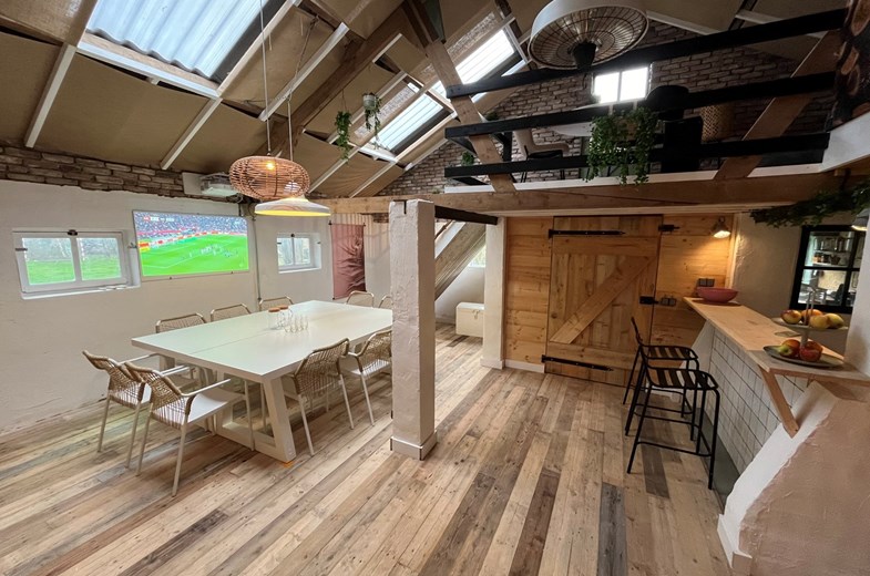 Vergaderen in een sfeervolle oude schuur in het groen Vergaderen in een sfeervolle oude schuur in het groen