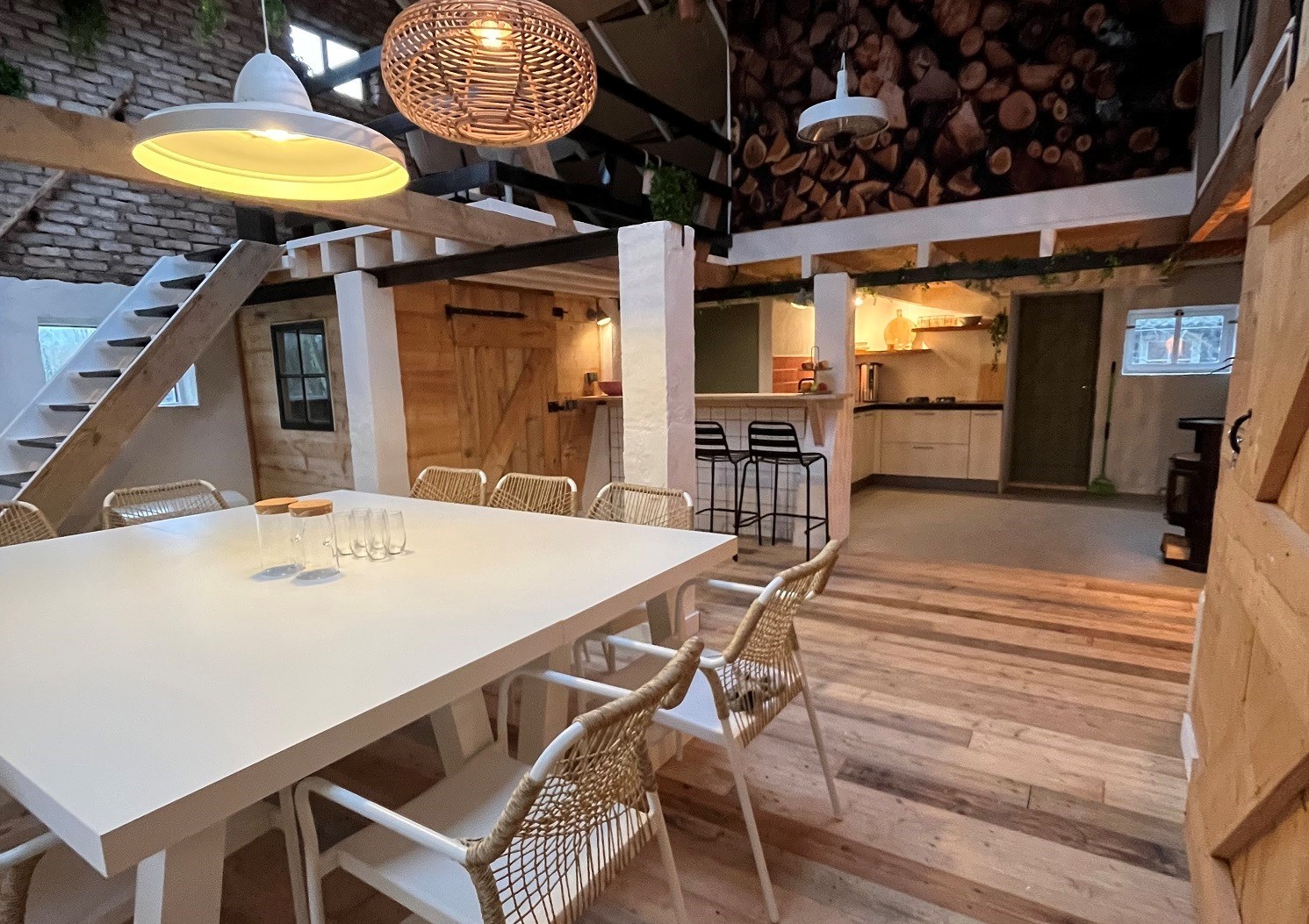 Vergaderen in een sfeervolle oude schuur in het groen