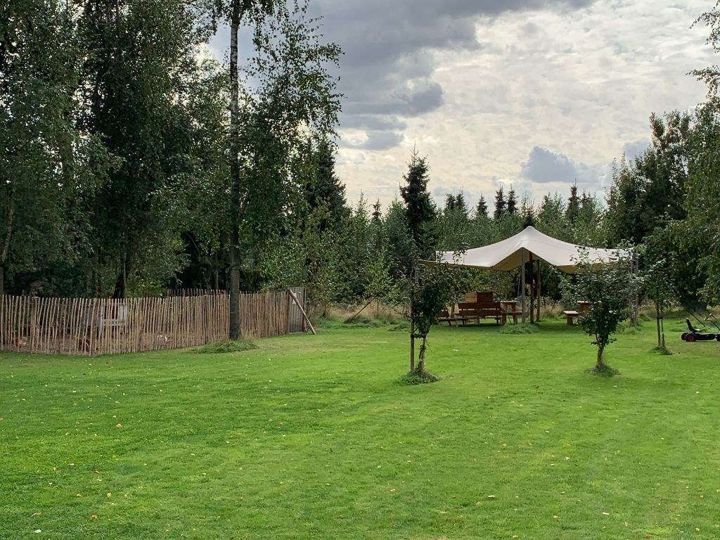 Vergaderen in een sfeervolle oude schuur in het groen