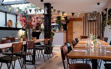 Vergaderen in een huiselijke sfeer met een groot groen terras Vergaderen in een huiselijke sfeer met een groot groen terras