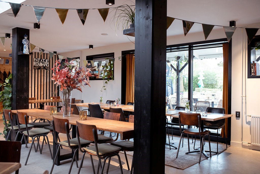 Vergaderen in een huiselijke sfeer met een groot groen terras