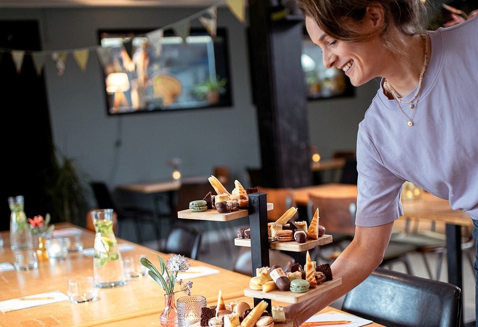 Vergaderen in een huiselijke sfeer met een groot groen terras