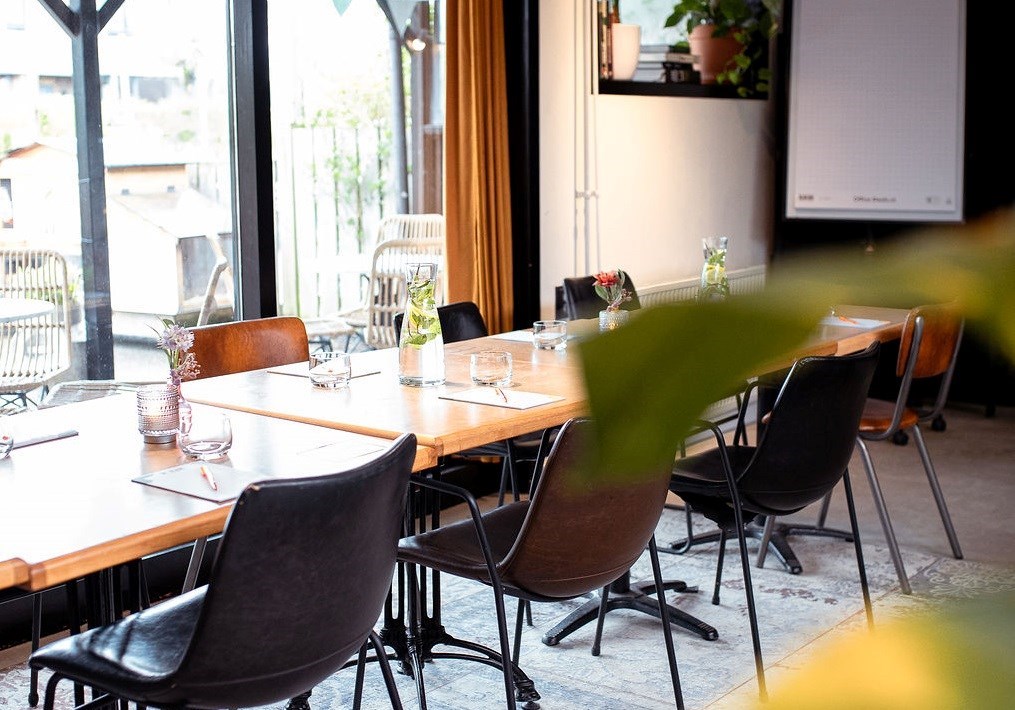 Vergaderen in een huiselijke sfeer met een groot groen terras