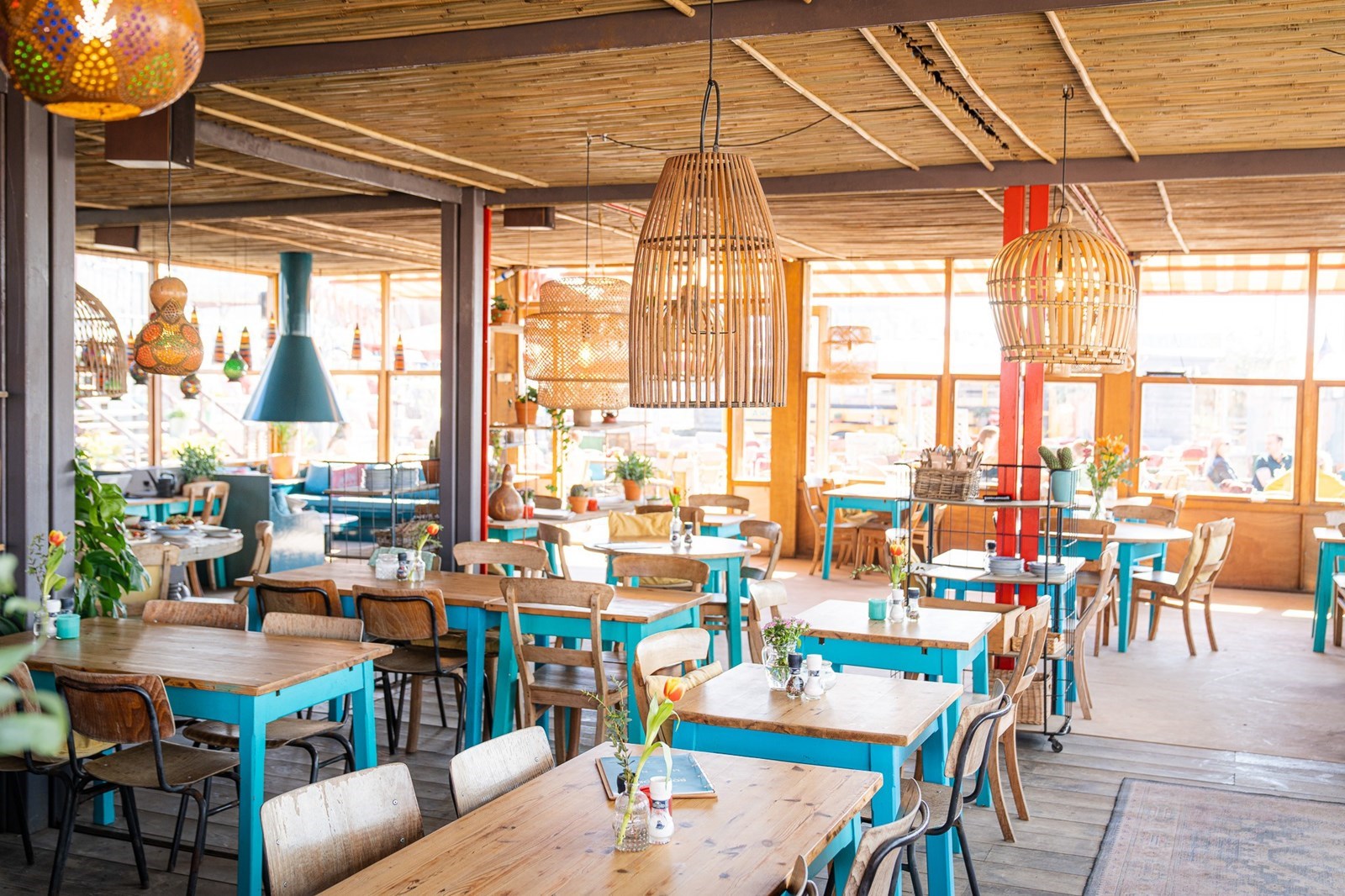 Vergaderen op het strand van Scheveningen met uitzicht op zee