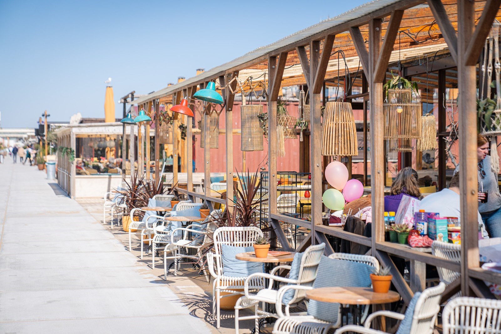 Vergaderen op het strand van Scheveningen met uitzicht op zee