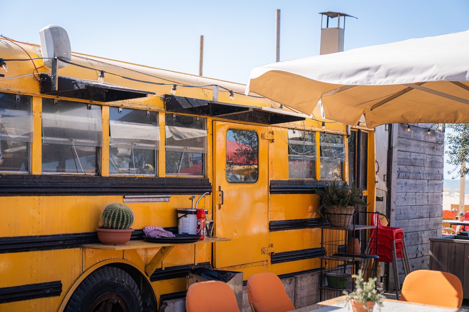 Vergaderen op het strand van Scheveningen met uitzicht op zee