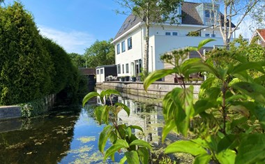 Vergaderen in een gerestaureerd spoorcafé aan het doorgaande vaarwater Vergaderen in een gerestaureerd spoorcafé aan het doorgaande vaarwater
