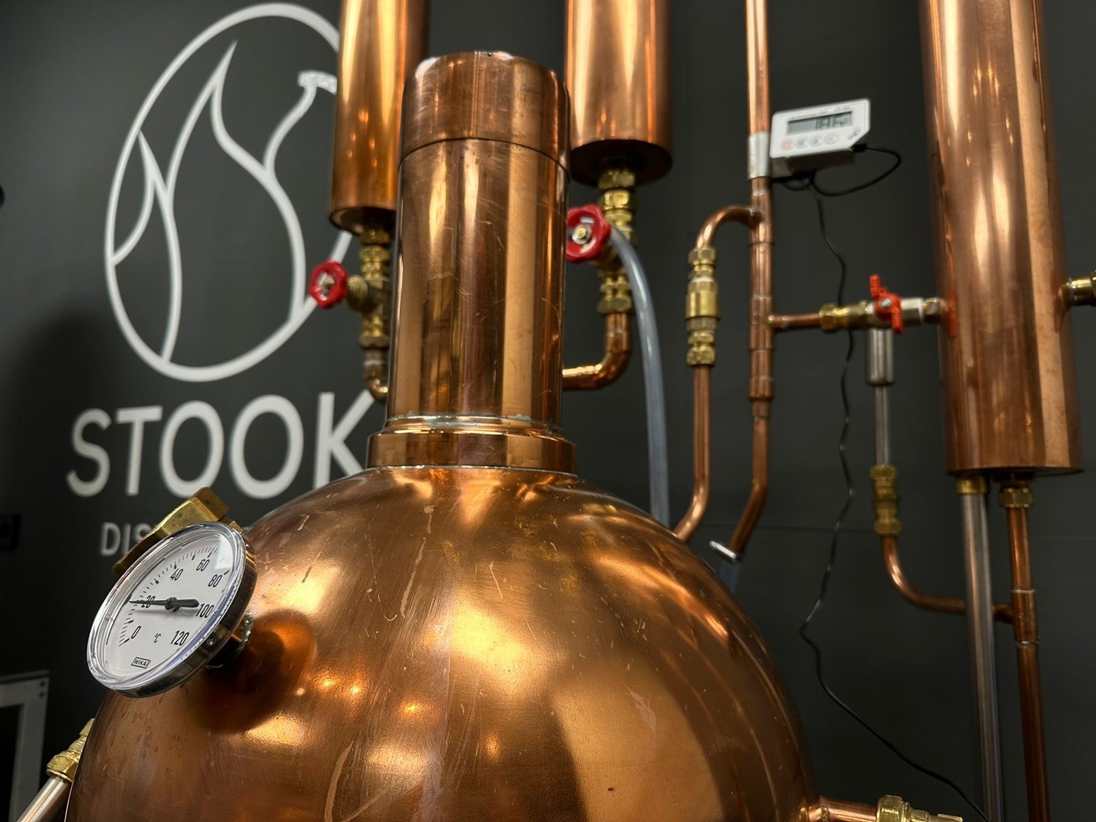 Vergaderen in een ambachtelijke distilleerderij